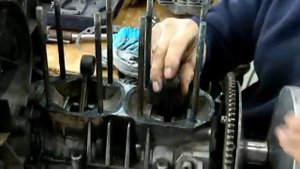 Ремонт поршневой снегохода ТАЙГА движок РМЗ 500 меняем цилинры и поршни в конце замер компрессии