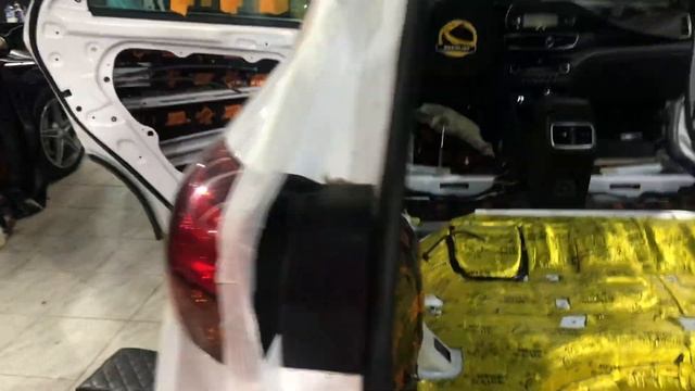 Hyundai Tucson обзор заводской шумоизоляции и установка дополнительных шви материалов Комфортмат.