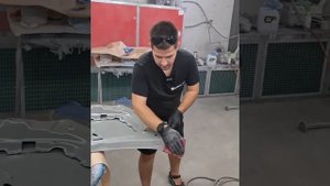 Показываю, как я подготавливаю к покраске новый капот от автомобиля.