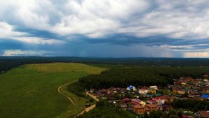 Сильная гроза приближается. Эффектные молнии с высоты птичьего полёта