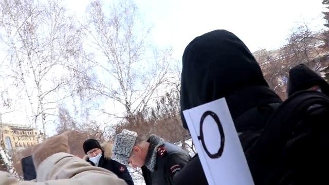 Полиция Новосибирска закрывается от людей