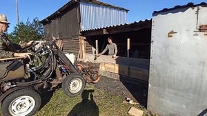 Льём стену из опилкобетона самодельной бетономешалкой с мини погрузчиком