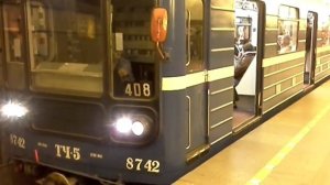 Электропоезд 408 прибывает на ст.метро Ладожская