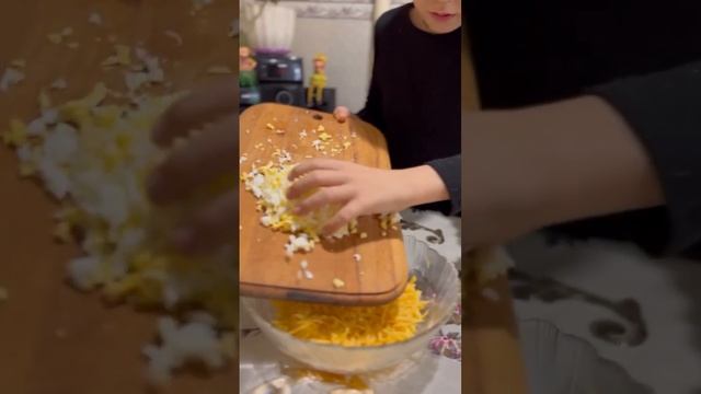 Салат с сыром, кукурузой и яйцами