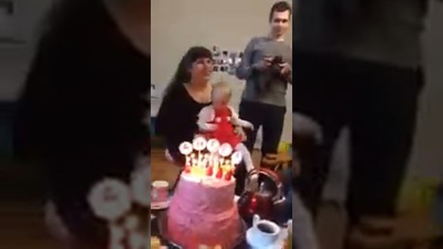 Годик Ангелинке. Тортик со свечами смотреть онлайн