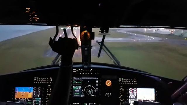 Посадка самолёта на Маэ (Сейшелы). Вид из кабины пилотов.