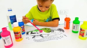 Влад и Никита играют с куклой Мамби