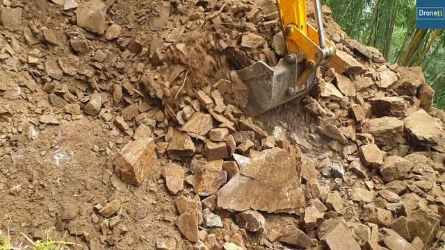 Dangerous and Stony hilly road- JCB Backhoe cutting hill and Widening Hilly road смотреть онлайн