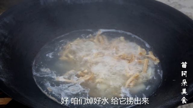 苗大姐做“辣炒牛肚”，香辣可口有嚼劲，阿朵呼啦呼啦吃到嗨~！【苗阿朵美食】