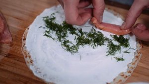 Фаршировка блинов красной рыбой