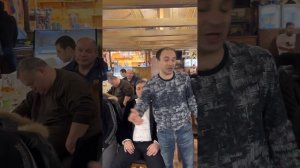 Цыган поет за столом душевно свои авторский песни