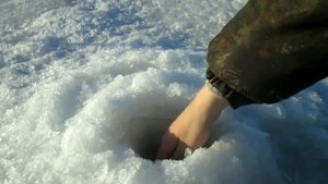 РЫБАЛКА В ОТЛИЧНУЮ ПОГОДУ!! ЛОВЛЮ ОКУНЯ НА МОРМЫШКУ, А ОТЕЦ НА БЛЕСНУ!!!