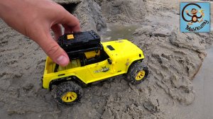 Дети и Машина. Диана и Даня, Милан строят гараж для машинок и играют в песке. Манкиту