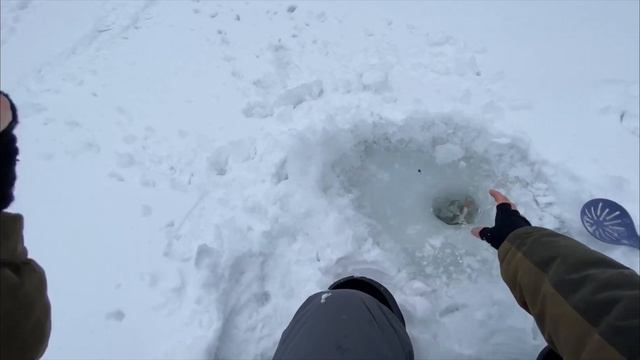 Рыбалка на ПОКАТОК, ПОСТАВушка на реке. Ловля ПЛОТВЫ со льда на течении. смотреть онлайн