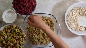 Крамбл с ревенем и малиной