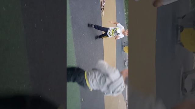 2 пацана зарубились на площадке,мелкий пацан выйиграл 👊😂 смотреть онлайн