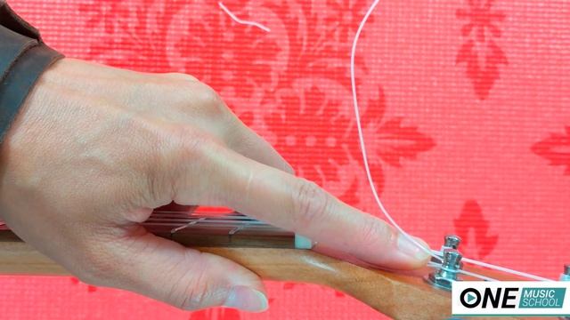 How to Restring Your Ukulele - 3 Different Bridges + 2 Different Headstocks смотреть онлайн