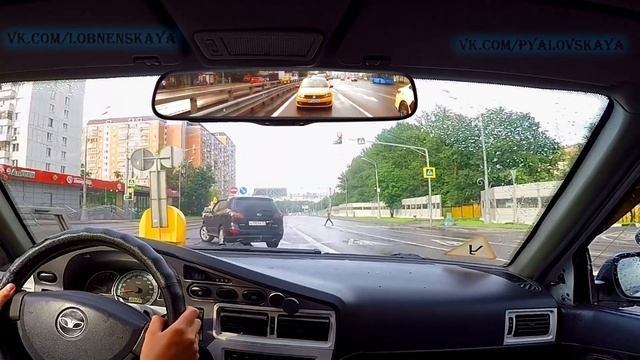 Разворот на перекрестке с круговым движением.
