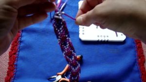 Плетеный браслет Кумихимо.