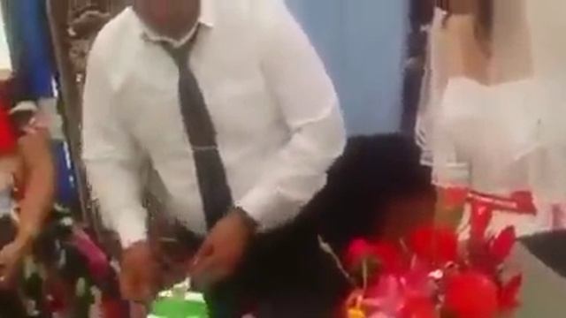 Жених ударил невесту в день свадьбы смотреть онлайн