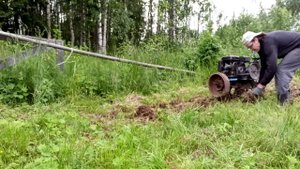 Работа мотоблока с фрезами на мягкой целине.