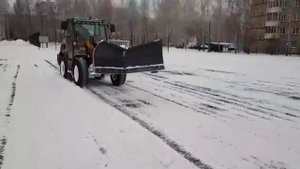 Уборка снега с футбольного поля школы