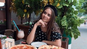 ДЕВУШКА ИЗМЕНИЛА ПАРНЮ С ЕГО ОТЦОМ