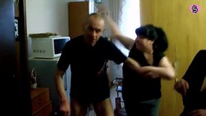 Жена избивает мужа за измену!!