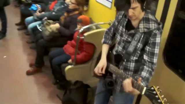 Уличные музыканты играют классную музыку в питерском метро.Всем хорошего настроения!:) смотреть онлайн