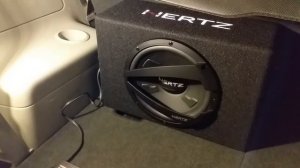 Установка сабвуфера в машину Hertz , JVC 800w
