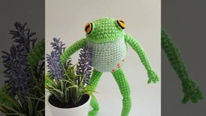 Хьюго вязаный лягушонок. Обожает путешествия и йогу