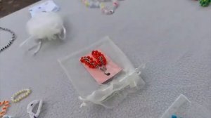 Продаём украшения из бисера на рынке ?