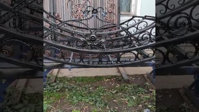 Навес из профильной трубы, с элементами декора, холодная ковка.