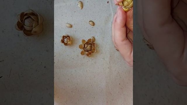 Цветы из фисташковой скарлупы. Новогодний декор своими руками. смотреть онлайн