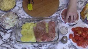 Сочная и вкусная свинина с картошкой и помидорами под сыром в духовке.