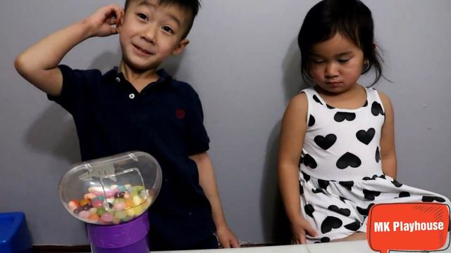 BEAN BOOZLED CHALLENGE Kids Eating Stinky Jelly Belly Bean Games смотреть онлайн