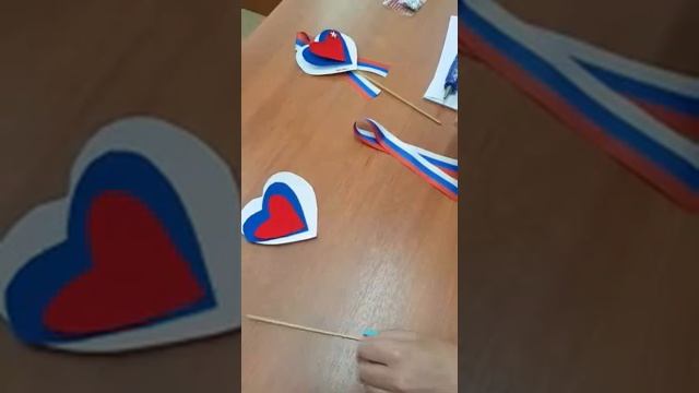 Мастер-класс по изготовлению декоративного украшения к Дню флага России смотреть онлайн