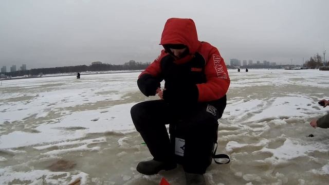 Рыбалка на Химкинском вдх. по первому льду. смотреть онлайн