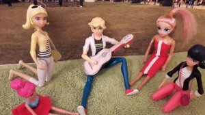 Адриан написал песню для Маринетт.