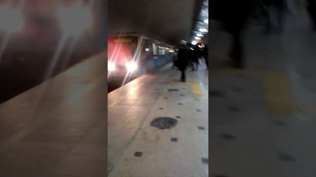 Просто поезд метро прибывает на станцию казанской подземки смотреть онлайн