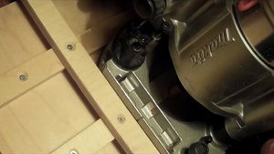 Приспособление для ручного фрезера. Фрезеровка пазов через одинаковые расстояния.