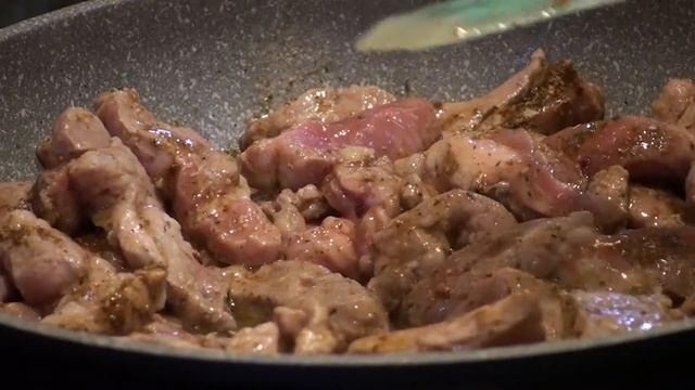 Свинина с карамелизированным луком. Очень вкусный и простой в приготовлении рецепт.