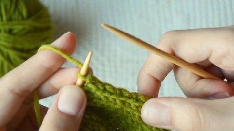 КАК ВЯЗАТЬ КРОМОЧНЫЕ ДЛЯ КРАЯ КОСИЧКОЙ И ДЛЯ УЗЕЛКОВОГО КРАЯ. Уроки вязания || НАЧНИ ВЯЗАТЬ!