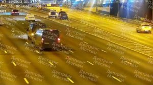 Ужас! Москва. На МКАД машина врезалась в стоящую в правом ряду автомобиль.