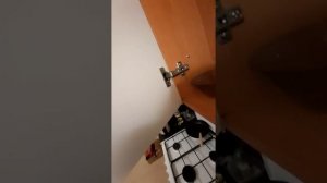 Как прикрепить дверцу на каркас шкафа? Ответом поделился монтажник