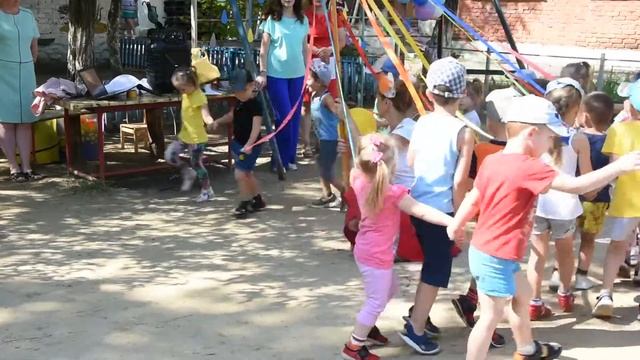 «Праздник Радуги». В детском саду №8 «Рябинка» в средней группе прошёл познавательный праздник смотреть онлайн