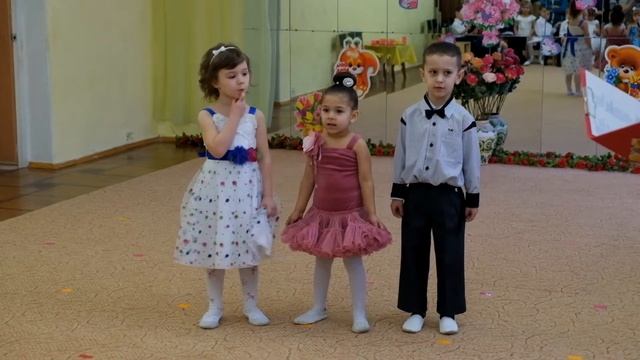 Дети читают стихи. 8 марта смотреть онлайн