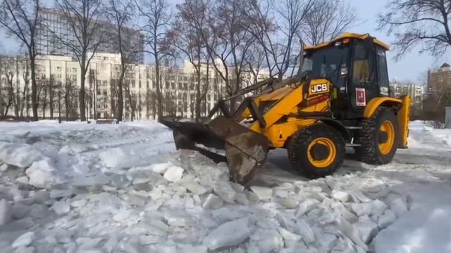 В Москве ворошат снег для ускорения таяния смотреть онлайн