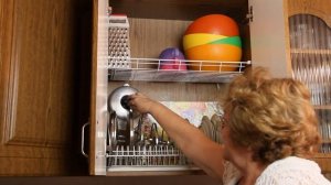 Как компактно сложить крышки от кастрюль на КУХНЕ