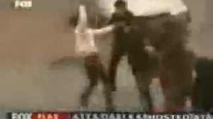 Боксер против толпы!